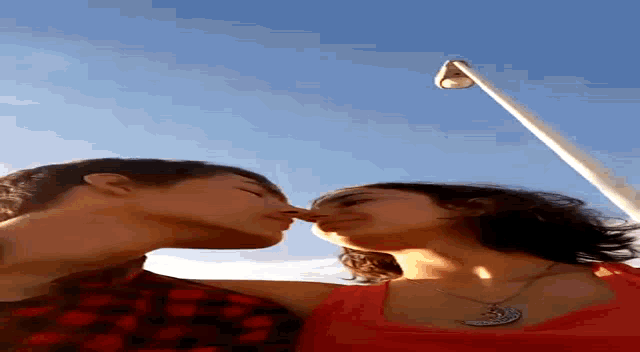 T Amooo Couple GIF - T Amooo Couple Kiss GIFs