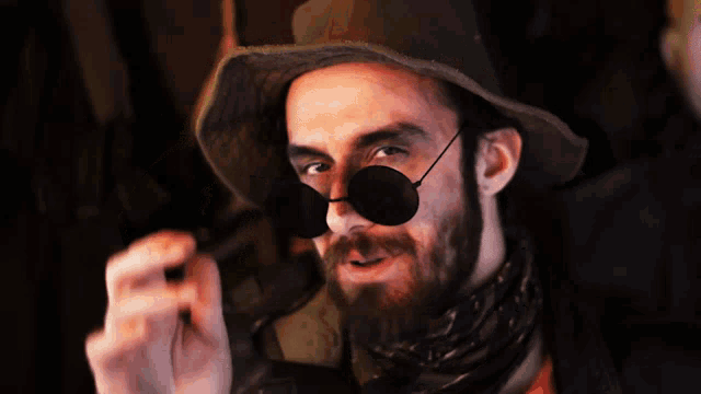a man wearing a hat and sunglasses with the words parece que behind him