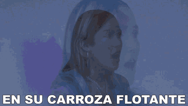 a picture of a woman with the words en su carroza flotante