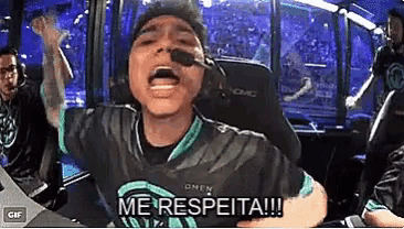 a man wearing a headset and a shirt that says me respeita !!!