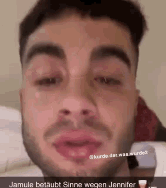 a close up of a man 's face with the words " jamule betraubt sinne wegen jennifer " written on the bottom
