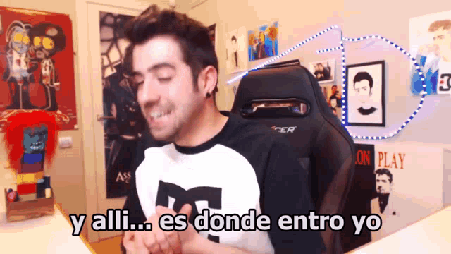 a man in a black and white shirt with the words y alli es donde entro yo