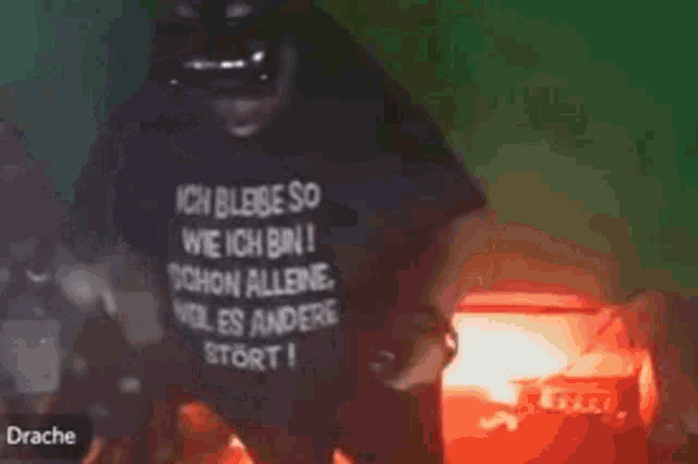 a man wearing a black shirt that says ich liebe so wie ich bin