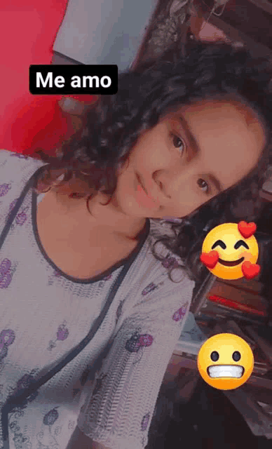a little girl with a smiley face and the words me amo on the bottom