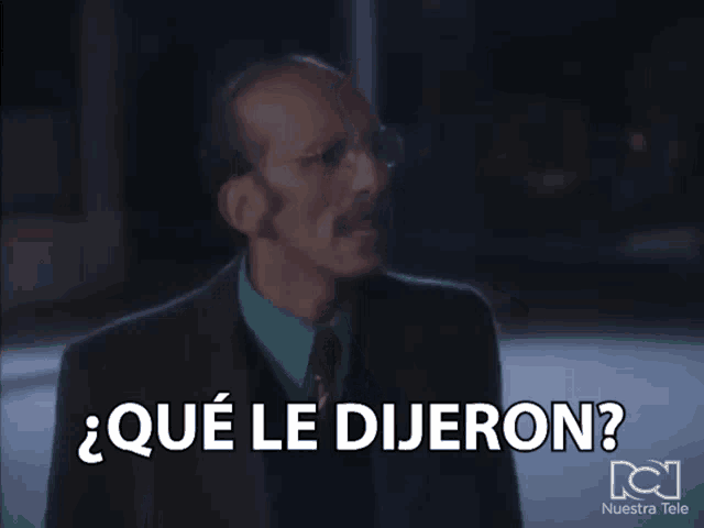 a man in a suit and tie is asking " que le dijeron "