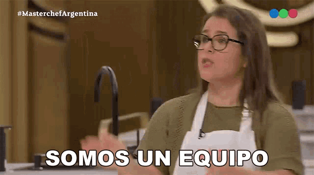a woman in an apron says somos un equipo in spanish
