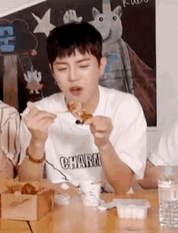 Eating Chicken Acekpop5 GIF - Eating Chicken Acekpop5 Yuchan GIFs