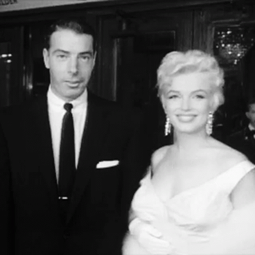 Coroca Marilyn Monroe GIF - Coroca Marilyn Monroe Joe Di Maggio GIFs