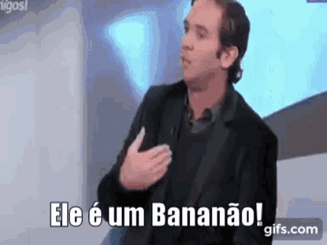 a man in a suit is holding his hand to his chest and saying ele e um bananao !
