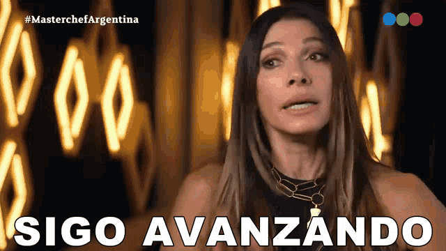 a woman says sigo avanzando in spanish