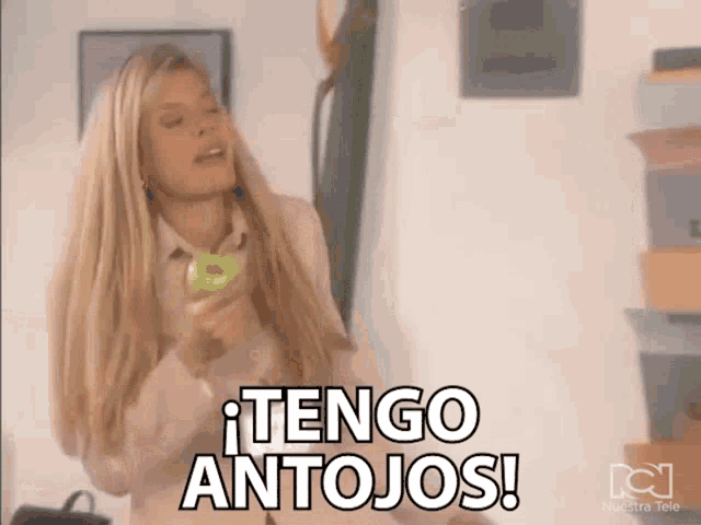 a woman is holding an apple and says tengo antojos