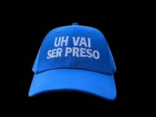 a blue baseball cap that says uh vai ser preso on it