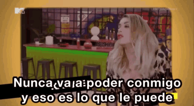 a woman says nunca ya la poder conmigo y eso es lo que le puede in front of a bar