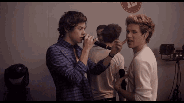 Harry Styles Niall Horan GIF - Harry Styles Niall Horan Singing GIFs