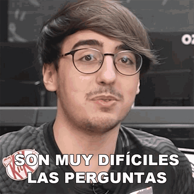 a man with glasses and a beard says son muy difíciles las preguntas