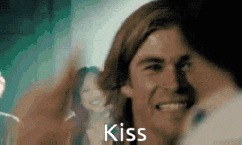 Chris Hemsworth Kiss Gay Kiss GIF - Chris Hemsworth Kiss Gay Kiss Chris Hemsworth GIFs