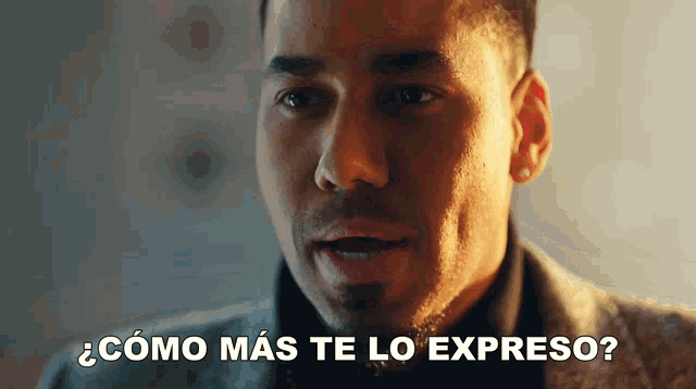 a close up of a man 's face with the words " como mas te lo expreso " below him