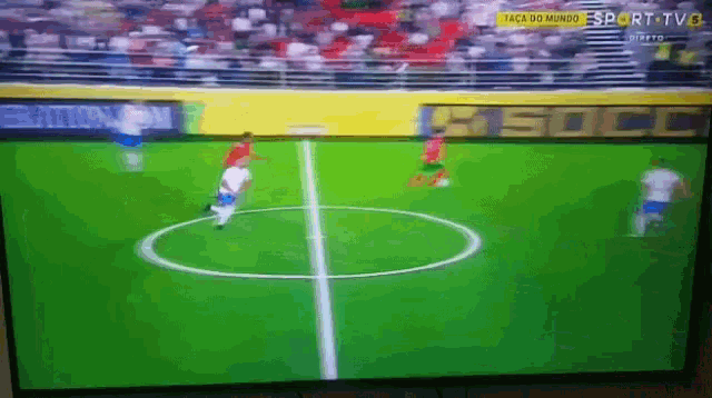 a soccer game is being played on a tv screen with the words taça do mundo on the bottom