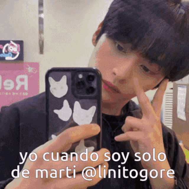 a man taking a picture of himself in a mirror with the caption yo cuando soy solo de marti