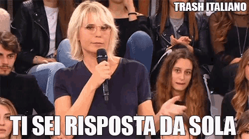 a woman is holding a microphone in front of a crowd and says ti sei rsposta da sola
