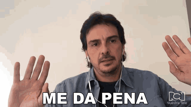 a man wearing headphones says me da pena in spanish