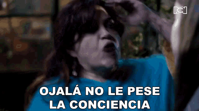 a blurry picture of a woman with the words " ojalá no le pese la conciencia " below her