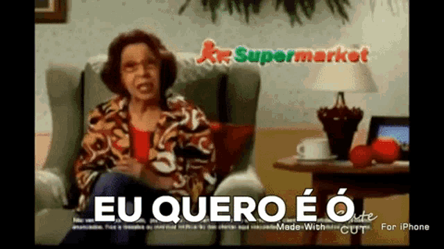 a woman is sitting in a chair with the words eu quero eo written on the screen