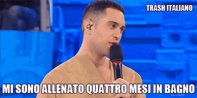 a man speaking into a microphone with the words trash italiano on the bottom