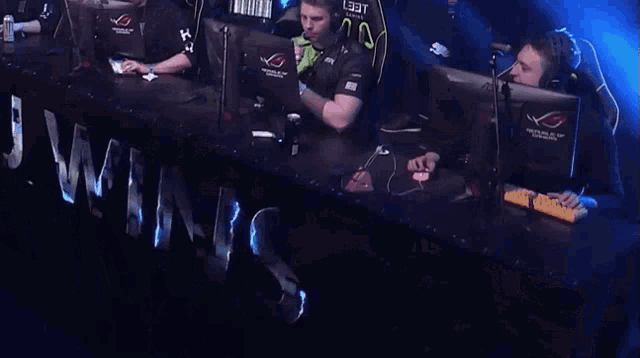 a man sitting in a chair that says leet