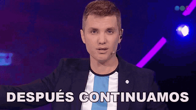 a man with a microphone in his ear is saying " después continuamos "