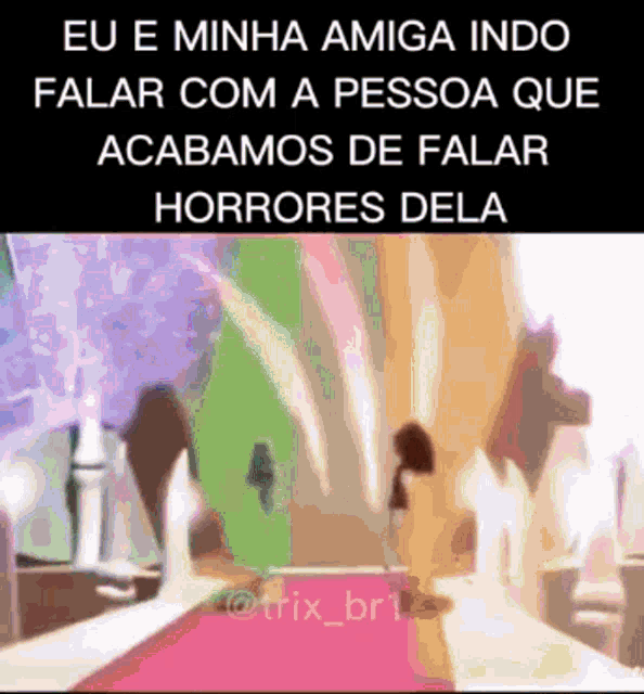 a screenshot of a video that says " eu e minha amiga indo "
