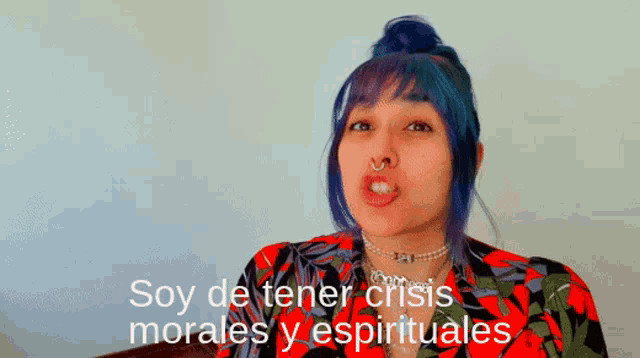 a woman with blue hair says soy de tener crisis morales y espirituales in spanish