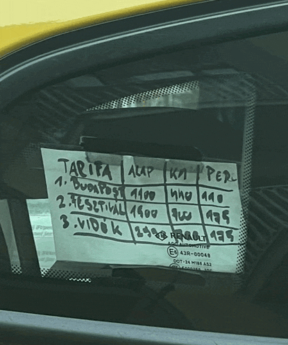 a sign in a car window that says ' tarifa alap km per '