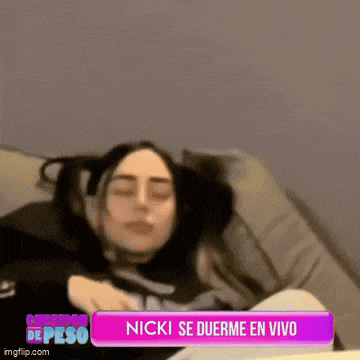 a woman laying on a bed with a sign that says nicki se duerme en vivo on it