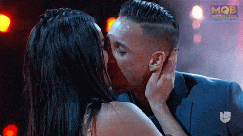 Kissing Kiara Liz Ortega GIF - Kissing Kiara Liz Ortega Mira Quien Baila GIFs