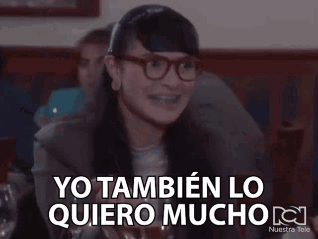 a woman with glasses says yo tambien lo quiero mucho in spanish