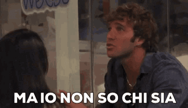 a man talking to a woman with the words maio non so chi sia written on the bottom