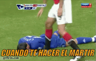 Futbolista En El Suelo Haciendo Drama Es Levantado Por Rival GIF - Ferdinand Manchester United Martir GIFs