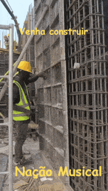 a construction worker stands in front of a wall with the words venha construir nacao musical