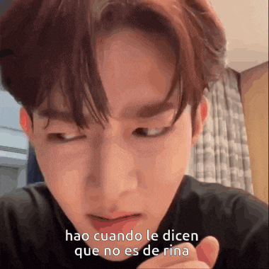 a close up of a person 's face with the words " hao cuando le dicen que no es de rina " written below it