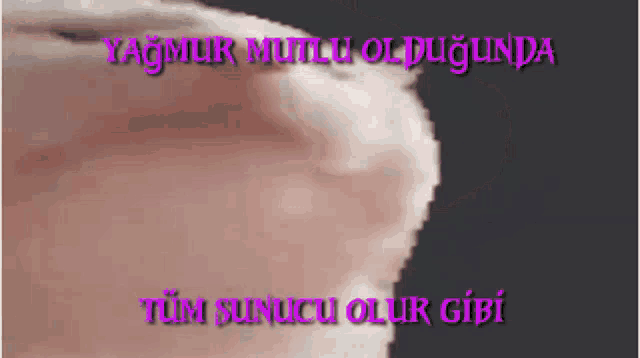 a close up of a person 's face with the words yağmur mutlu olduğunda tum sunucu olur gibi in purple letters