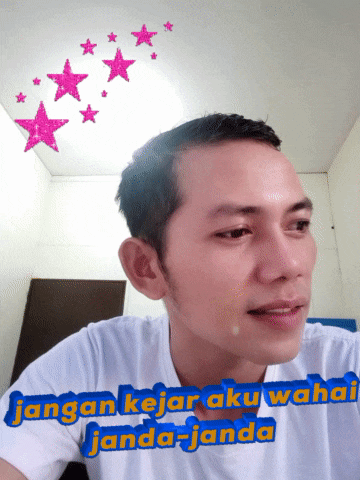 a man wearing a white shirt with the words jangan kejar aku wahai jada jada