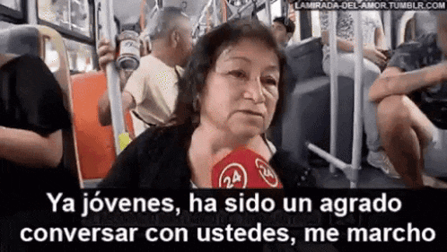 a woman on a bus talking into a microphone with the words ya jovenes ha sido un agrado