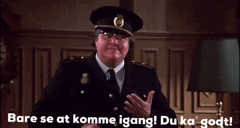 a man in a uniform says bare se at komme igang