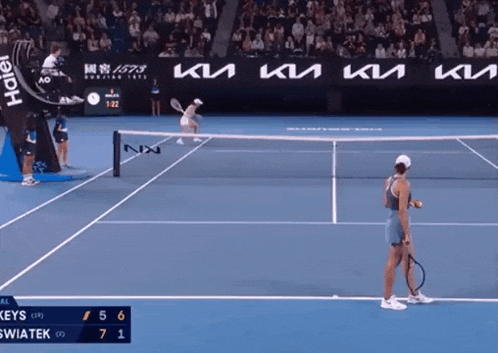 a tennis match between keys and swiatek with a score of 7 to 1