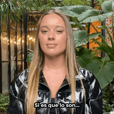 a woman wearing a black leather jacket says " si es que lo son "