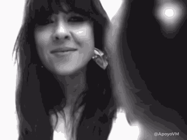 a black and white photo of a woman with the hashtag apoyovm at the bottom