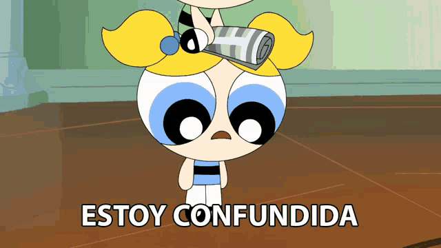bubbles from the powerpuff girls is holding a newspaper and the words estoy confundida are below her