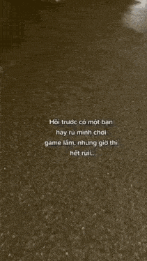a person 's feet are shown with a foreign language caption