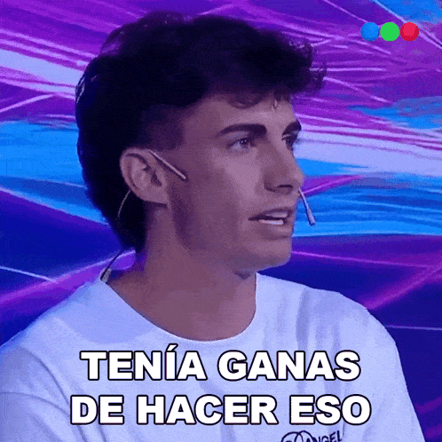 a man wearing a white shirt with the words tenia ganas de hacer eso on it